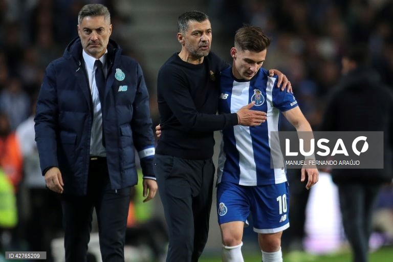 O líder Sporting colocou-se hoje a cinco pontos do 20.º título de campeão português de futebol, ao empatar 2-2 no reduto do FC Porto, com um ‘bis’ de Viktor Gyokeres a acabar, na 31.ª jornada da I Liga.
