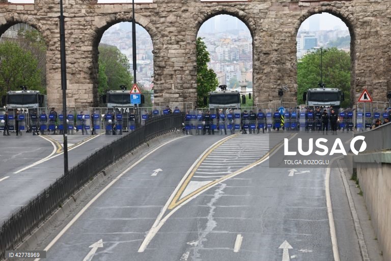 Milhares de manifestantes, incluindo membros dos principais sindicatos e grupos de esquerda, reuniram-se numa manifestação para chegar à Praça Taksim, em Istambul, enquanto a polícia turca fechava a praça central para evitar manifestações do Dia do Trabalhador.