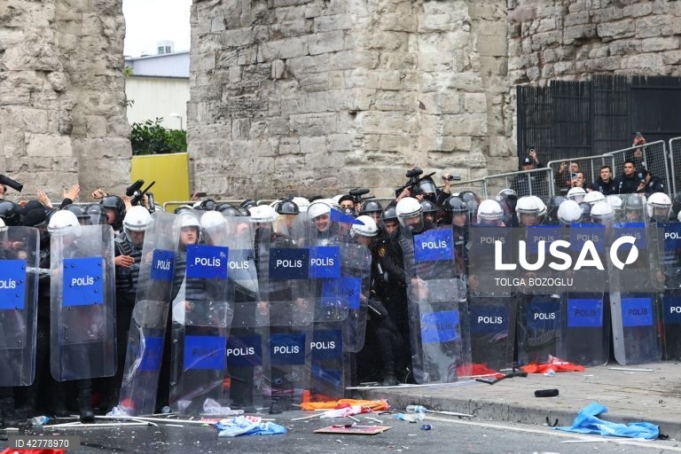 Milhares de manifestantes, incluindo membros dos principais sindicatos e grupos de esquerda, reuniram-se numa manifestação para chegar à Praça Taksim, em Istambul, enquanto a polícia turca fechava a praça central para evitar manifestações do Dia do Trabalhador.