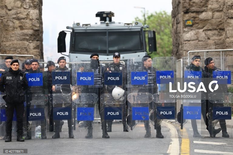 Milhares de manifestantes, incluindo membros dos principais sindicatos e grupos de esquerda, reuniram-se numa manifestação para chegar à Praça Taksim, em Istambul, enquanto a polícia turca fechava a praça central para evitar manifestações do Dia do Trabalhador.