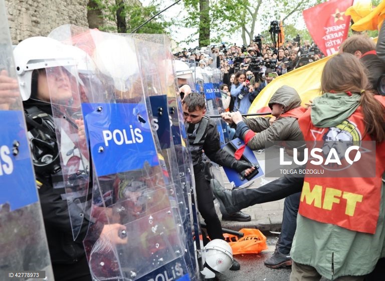 Milhares de manifestantes, incluindo membros dos principais sindicatos e grupos de esquerda, reuniram-se numa manifestação para chegar à Praça Taksim, em Istambul, enquanto a polícia turca fechava a praça central para evitar manifestações do Dia do Trabalhador.