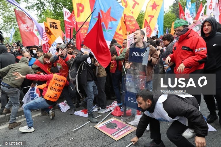 Milhares de manifestantes, incluindo membros dos principais sindicatos e grupos de esquerda, reuniram-se numa manifestação para chegar à Praça Taksim, em Istambul, enquanto a polícia turca fechava a praça central para evitar manifestações do Dia do Trabalhador.