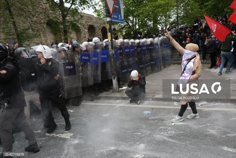 Milhares de manifestantes, incluindo membros dos principais sindicatos e grupos de esquerda, reuniram-se numa manifestação para chegar à Praça Taksim, em Istambul, enquanto a polícia turca fechava a praça central para evitar manifestações do Dia do Trabalhador.
