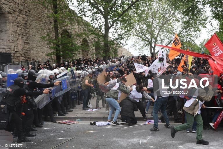 Milhares de manifestantes, incluindo membros dos principais sindicatos e grupos de esquerda, reuniram-se numa manifestação para chegar à Praça Taksim, em Istambul, enquanto a polícia turca fechava a praça central para evitar manifestações do Dia do Trabalhador.