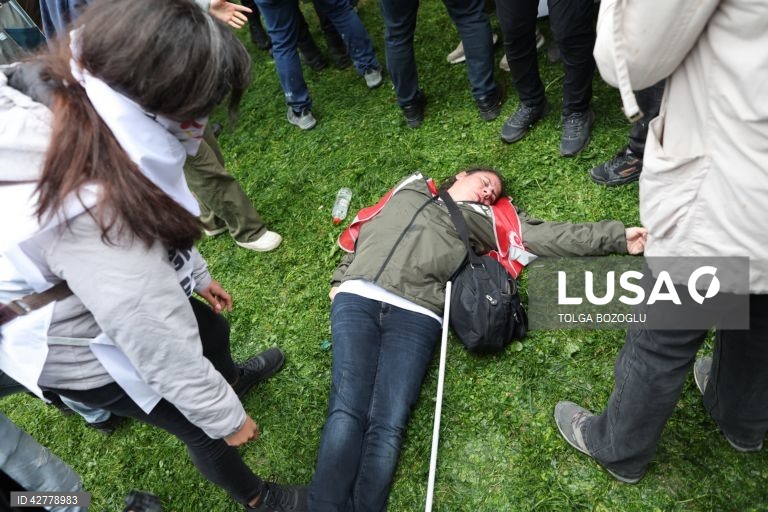 Milhares de manifestantes, incluindo membros dos principais sindicatos e grupos de esquerda, reuniram-se numa manifestação para chegar à Praça Taksim, em Istambul, enquanto a polícia turca fechava a praça central para evitar manifestações do Dia do Trabalhador.