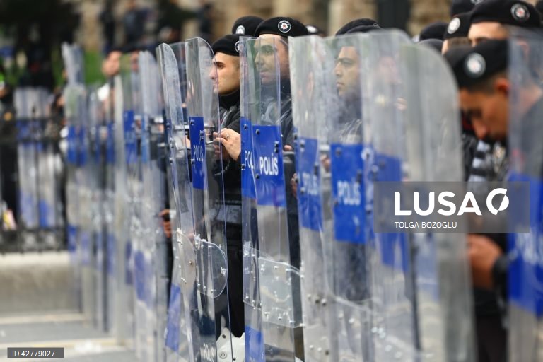 Milhares de manifestantes, incluindo membros dos principais sindicatos e grupos de esquerda, reuniram-se numa manifestação para chegar à Praça Taksim, em Istambul, enquanto a polícia turca fechava a praça central para evitar manifestações do Dia do Trabalhador.