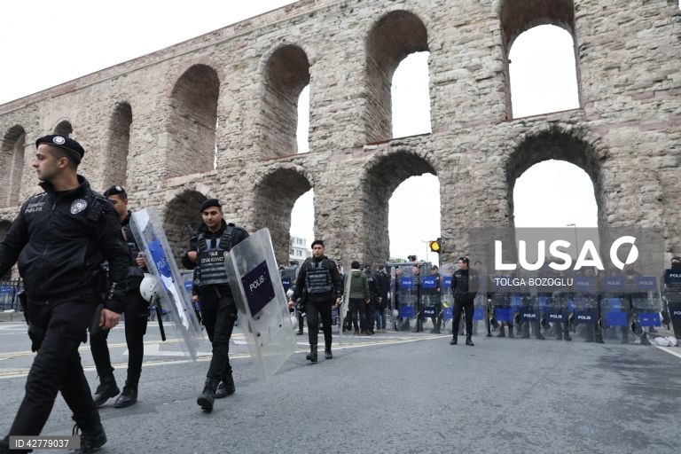 Milhares de manifestantes, incluindo membros dos principais sindicatos e grupos de esquerda, reuniram-se numa manifestação para chegar à Praça Taksim, em Istambul, enquanto a polícia turca fechava a praça central para evitar manifestações do Dia do Trabalhador.