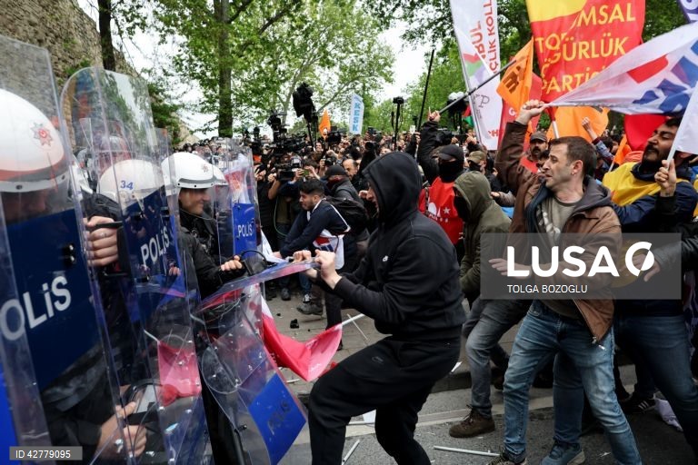 Milhares de manifestantes, incluindo membros dos principais sindicatos e grupos de esquerda, reuniram-se numa manifestação para chegar à Praça Taksim, em Istambul, enquanto a polícia turca fechava a praça central para evitar manifestações do Dia do Trabalhador.