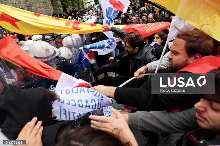 Milhares de manifestantes, incluindo membros dos principais sindicatos e grupos de esquerda, reuniram-se numa manifestação para chegar à Praça Taksim, em Istambul, enquanto a polícia turca fechava a praça central para evitar manifestações do Dia do Trabalhador.