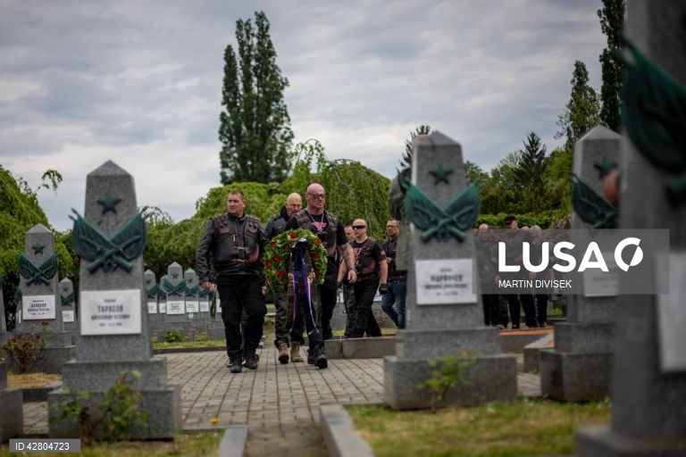 Praga: Grupo motard Night Wolves Europe visita Monumento da Vitória Soviética da II Guerra Mundial.