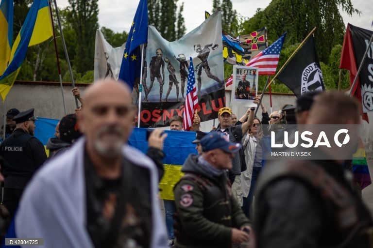 Praga: Grupo motard Night Wolves Europe visita Monumento da Vitória Soviética da II Guerra Mundial.