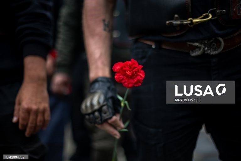 Praga: Grupo motard Night Wolves Europe visita Monumento da Vitória Soviética da II Guerra Mundial.