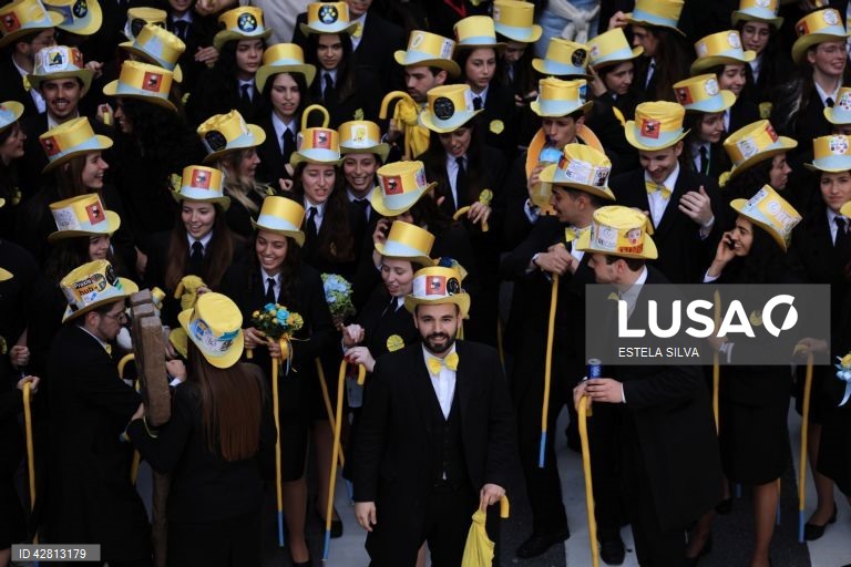 Estudantes universitários participam no Cortejo Académico da Queima das Fitas com início na rua de Camões até à avenida dos Aliados, no Porto, 07 de maio de 2024. ESTELA SILVA/LUSA
