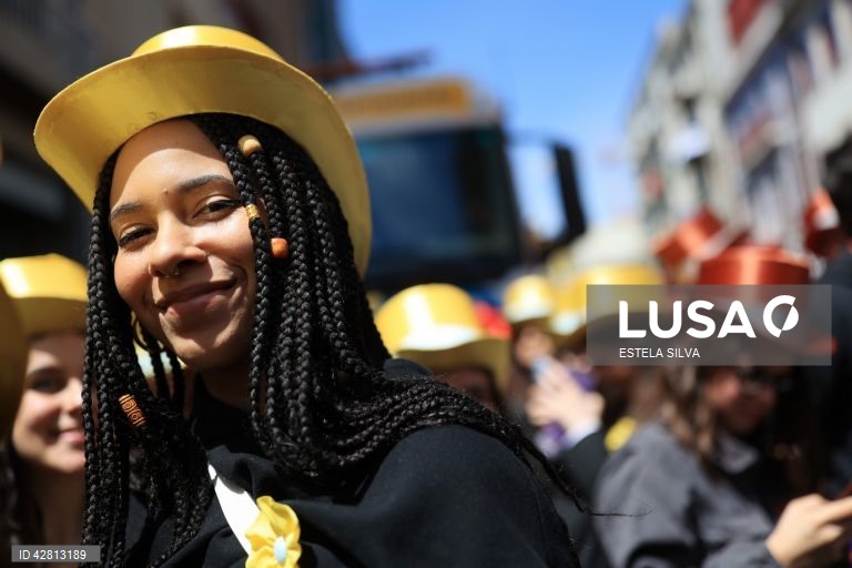 Estudantes universitários participam no Cortejo Académico da Queima das Fitas com início na rua de Camões até à avenida dos Aliados, no Porto, 07 de maio de 2024. ESTELA SILVA/LUSA