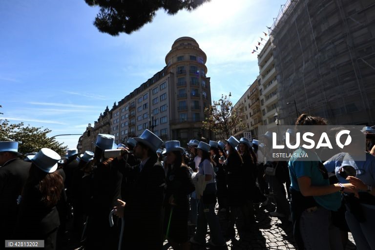 Estudantes universitários participam no Cortejo Académico da Queima das Fitas com início na rua de Camões até à avenida dos Aliados, no Porto, 07 de maio de 2024. ESTELA SILVA/LUSA