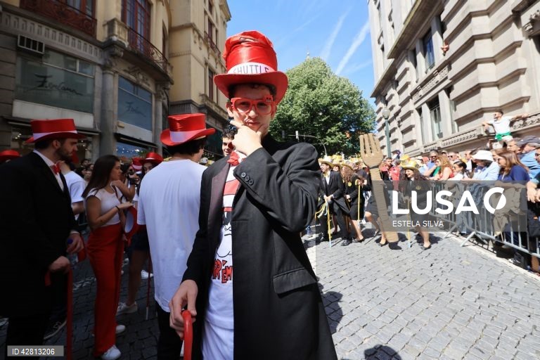 Estudantes universitários participam no Cortejo Académico da Queima das Fitas com início na rua de Camões até à avenida dos Aliados, no Porto, 07 de maio de 2024. ESTELA SILVA/LUSA