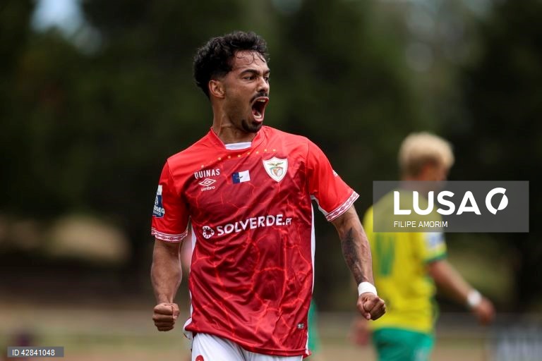 O jogador do Santa Clara, Diogo Calila, festeja após marcar um golo no jogo contra o Mafra, durante o jogo da 33ª jornada da II liga de futebol, disputado no Estádio Municipal de Mafra, 12 de maio de 2024. FILIPE AMORIM/LUSA