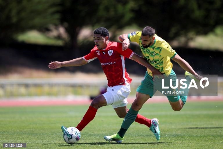 O jogador do Santa Clara, Vinicius (E), disputa a bola com o jogador do Mafra, João Goulart (D), durante o jogo da 33ª jornada da II liga de futebol, disputado no Estádio Municipal de Mafra, 12 de maio de 2024. FILIPE AMORIM/LUSA