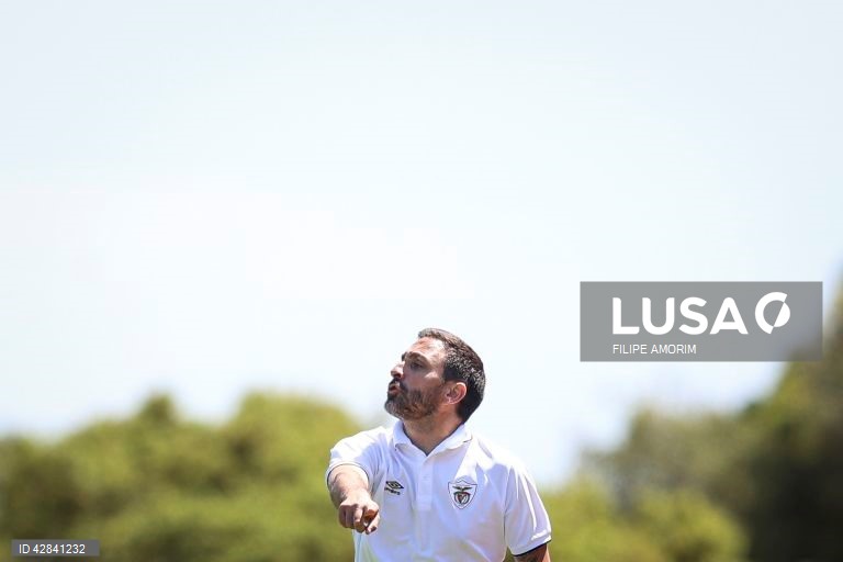 O treinador do Santa Clara, Vasco Matos, rerage durante o jogo da 33ª jornada da II liga de futebol contra o Mafra, disputado no Estádio Municipal de Mafra, 12 de maio de 2024. FILIPE AMORIM/LUSA