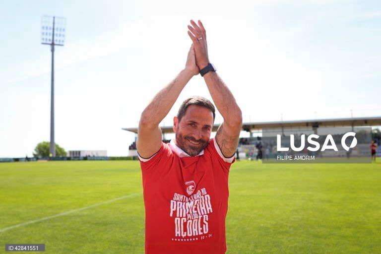 O treinador do Santa Clara, Vasco Matos, festeja a subida à I Liga, no fim do jogo da 33ª jornada da II liga de futebol contra o Mafra, disputado no Estádio Municipal de Mafra, 12 de maio de 2024. O Santa Clara venceu hoje o Mafra por 2-0, em jogo da 33.ª jornada da II Liga de futebol, num jogo que dominou e em que entrou já a saber que tinha lugar garantido na I Liga 2024/25. FILIPE AMORIM/LUSA
