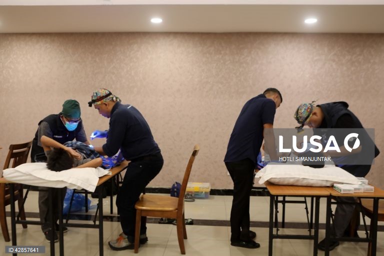 Indonésia: Circuncisão em massa marcando a chegada da puberdade em Aceh