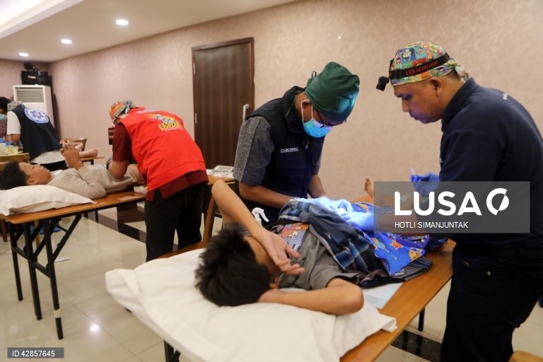 Indonésia: Circuncisão em massa marcando a chegada da puberdade em Aceh