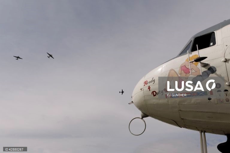 EUA: Preparação de aviões da II Guerra Mundial para as celebrações do Dia D