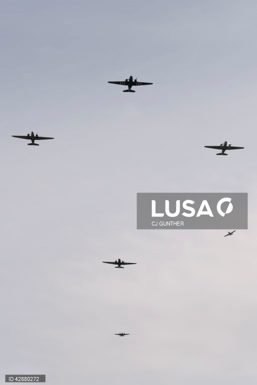 EUA: Preparação de aviões da II Guerra Mundial para as celebrações do Dia D