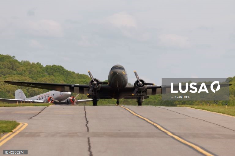 EUA: Preparação de aviões da II Guerra Mundial para as celebrações do Dia D