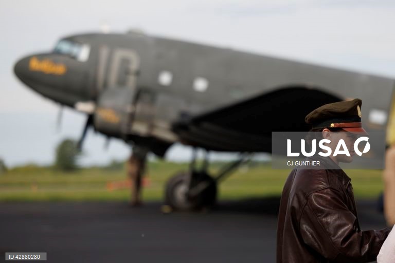 EUA: Preparação de aviões da II Guerra Mundial para as celebrações do Dia D