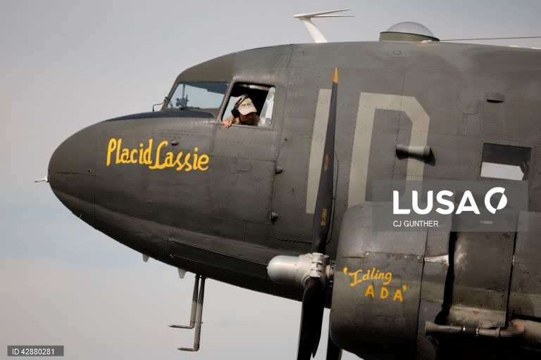 EUA: Preparação de aviões da II Guerra Mundial para as celebrações do Dia D