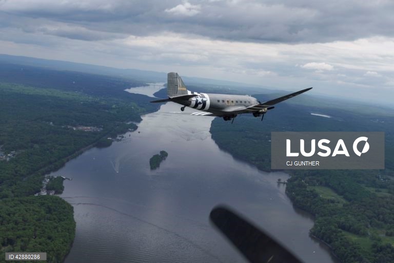 EUA: Preparação de aviões da II Guerra Mundial para as celebrações do Dia D