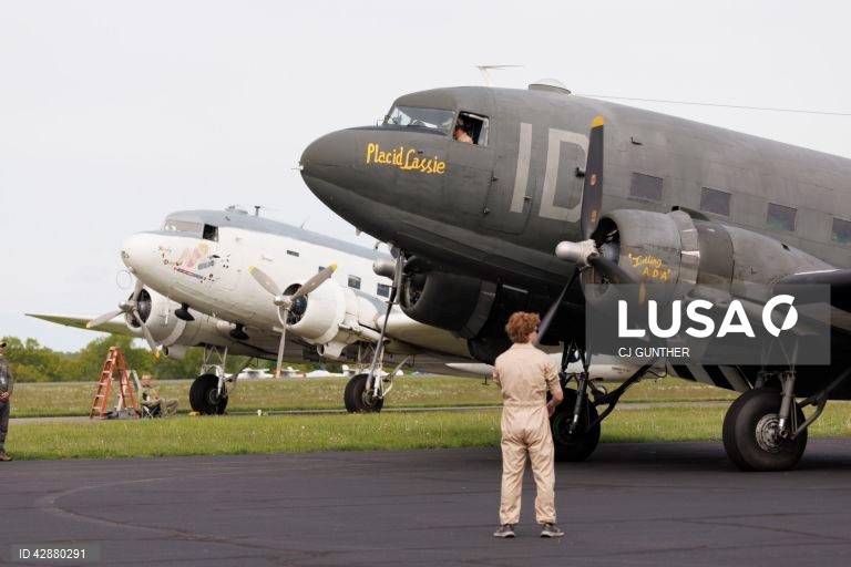 EUA: Preparação de aviões da II Guerra Mundial para as celebrações do Dia D