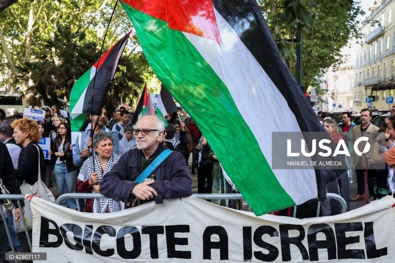 Ação de protesto e vigília pela Palestina convocada pela Plataforma Unitária em Solidariedade com a Palestina em reação ao evento “76.º Dia da Independência”, defronte do cinema São Jorge, Lisboa, 22 de maio de 2024. MANUEL DE ALMEIDA/LUSA
