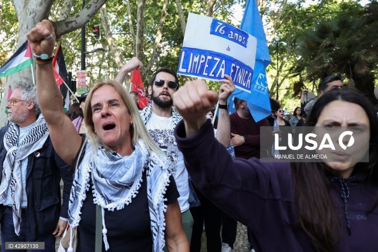 Ação de protesto e vigília pela Palestina convocada pela Plataforma Unitária em Solidariedade com a Palestina em reação ao evento “76.º Dia da Independência”, defronte do cinema São Jorge, Lisboa, 22 de maio de 2024. MANUEL DE ALMEIDA/LUSA