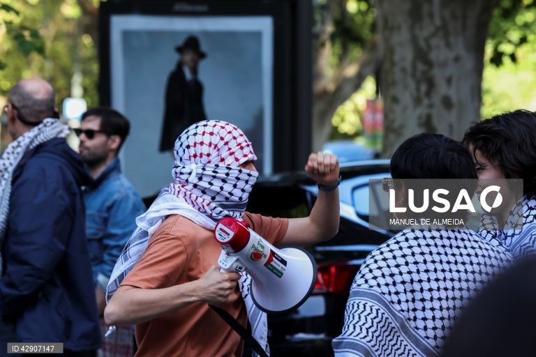 Ação de protesto e vigília pela Palestina convocada pela Plataforma Unitária em Solidariedade com a Palestina em reação ao evento “76.º Dia da Independência”, defronte do cinema São Jorge, Lisboa, 22 de maio de 2024. MANUEL DE ALMEIDA/LUSA
