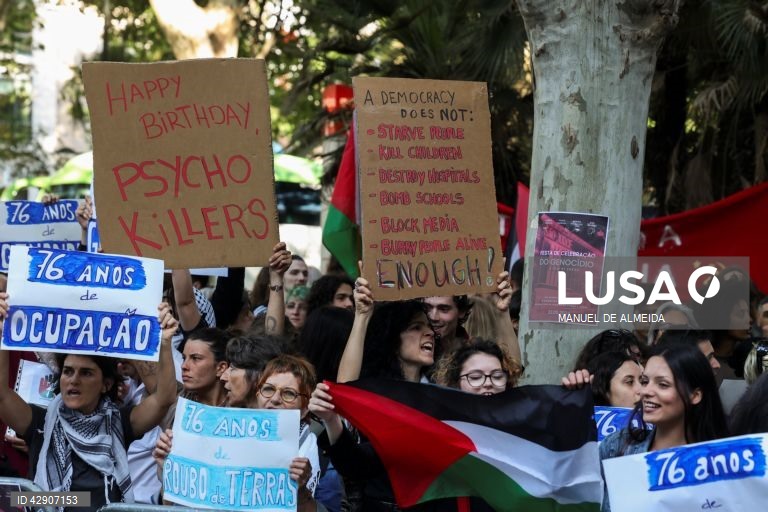 Ação de protesto e vigília pela Palestina convocada pela Plataforma Unitária em Solidariedade com a Palestina em reação ao evento “76.º Dia da Independência”, defronte do cinema São Jorge, Lisboa, 22 de maio de 2024. MANUEL DE ALMEIDA/LUSA