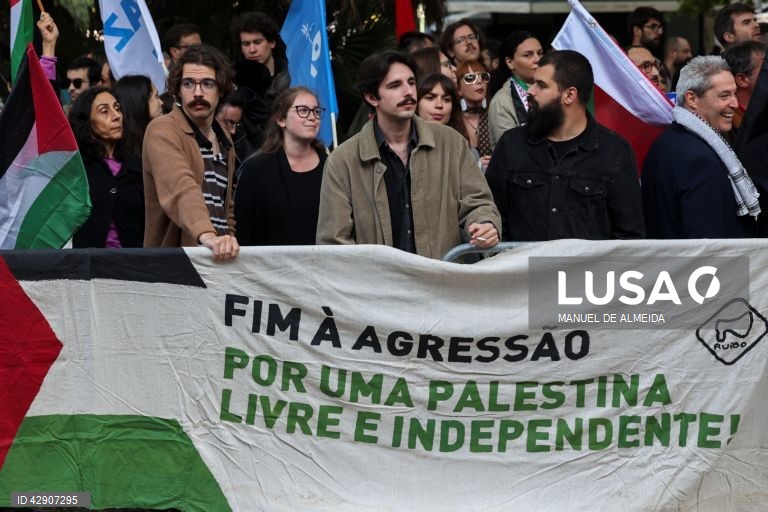 Ação de protesto e vigília pela Palestina convocada pela Plataforma Unitária em Solidariedade com a Palestina em reação ao evento “76.º Dia da Independência”, defronte do cinema São Jorge, Lisboa, 22 de maio de 2024. MANUEL DE ALMEIDA/LUSA