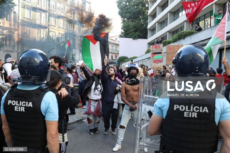 Ação de protesto e vigília pela Palestina convocada pela Plataforma Unitária em Solidariedade com a Palestina em reação ao evento “76.º Dia da Independência”, defronte  da Representação da Comissão Europeia em Portugal, Centro Europeu Jean Monnet, Lisboa, 22 de maio de 2024. MANUEL DE ALMEIDA/LUSA