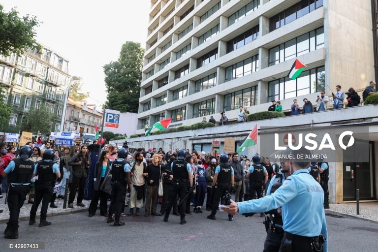 Ação de protesto e vigília pela Palestina convocada pela Plataforma Unitária em Solidariedade com a Palestina em reação ao evento “76.º Dia da Independência”, defronte  da Representação da Comissão Europeia em Portugal, Centro Europeu Jean Monnet, Lisboa, 22 de maio de 2024. MANUEL DE ALMEIDA/LUSA