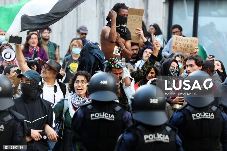 Ação de protesto e vigília pela Palestina convocada pela Plataforma Unitária em Solidariedade com a Palestina em reação ao evento “76.º Dia da Independência”, defronte da Representação da Comissão Europeia em Portugal, Centro Europeu Jean Monnet, Lisboa, 22 de maio de 2024. MANUEL DE ALMEIDA/LUSA