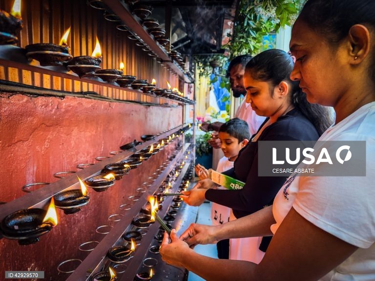Fiéis da comunidade local do Sri Lanka assistem às celebrações do nascimento de Buda no templo budista de Nápoles, Itália. Conhecida como Vesak ou Buddha Purnima, esta é uma das celebrações mais importantes do calendário budista.