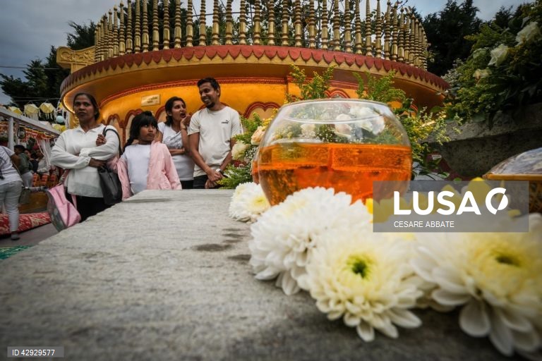 Fiéis da comunidade local do Sri Lanka assistem às celebrações do nascimento de Buda no templo budista de Nápoles, Itália. Conhecida como Vesak ou Buddha Purnima, esta é uma das celebrações mais importantes do calendário budista.