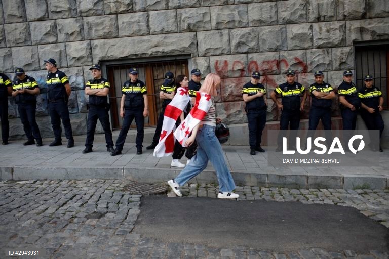 Geórgia: protesto contra projeto de lei sobre “agentes estrangeiros” em Tbilissi.