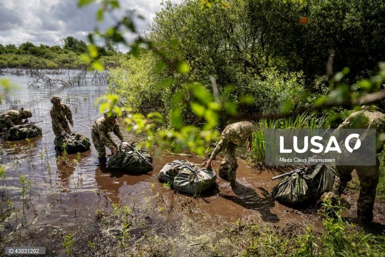Dinamarca: Recrutas durante exercício militar.