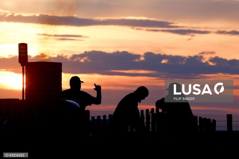 Dois aviões militares CASA, com um total de oito cavalos a bordo, descolaram dos aeroportos de Praga e Berlim em 3 de junho e aterraram em Arkalyk, no Cazaquistão, no dia seguinte, no âmbito do projeto "Devolução de Cavalos Selvagens" - um esforço conjunto da Associação Europeia de Zoos e Aquários (EAZA), da Sociedade Zoológica de Frankfurt e do exército checo. O projeto envolve a transferência dos cavalos de Przewalski - extintos na natureza no final da década de 1960 - para as suas estepes...