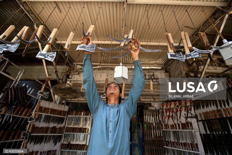 Um ferreiro afia facas antes da festa muçulmana de Eid al-Adha em Peshawar, Paquistão, O Eid al-Adha é um dos feriados muçulmanos mais sagrados do ano. Assinala a peregrinação anual dos muçulmanos, conhecida por Hajj, a Meca. Durante o Eid al-Adha, os muçulmanos abatem cabras, ovelhas e gado bovino para comemorar a disponibilidade do Profeta Abraão para sacrificar o seu filho em sinal de obediência a Deus. A carne é dividida em três partes: uma para a família, outra para os amigos e parentes e...