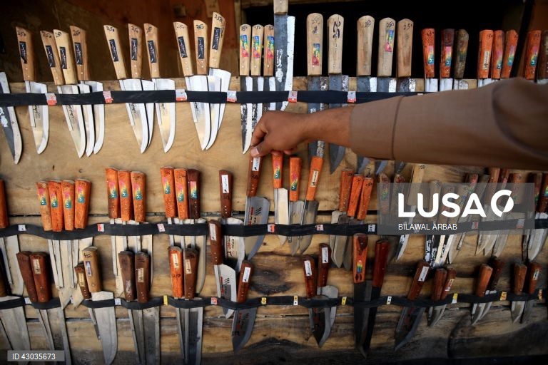 Um ferreiro afia facas antes da festa muçulmana de Eid al-Adha em Peshawar, Paquistão, O Eid al-Adha é um dos feriados muçulmanos mais sagrados do ano. Assinala a peregrinação anual dos muçulmanos, conhecida por Hajj, a Meca. Durante o Eid al-Adha, os muçulmanos abatem cabras, ovelhas e gado bovino para comemorar a disponibilidade do Profeta Abraão para sacrificar o seu filho em sinal de obediência a Deus. A carne é dividida em três partes: uma para a família, outra para os amigos e parentes e...