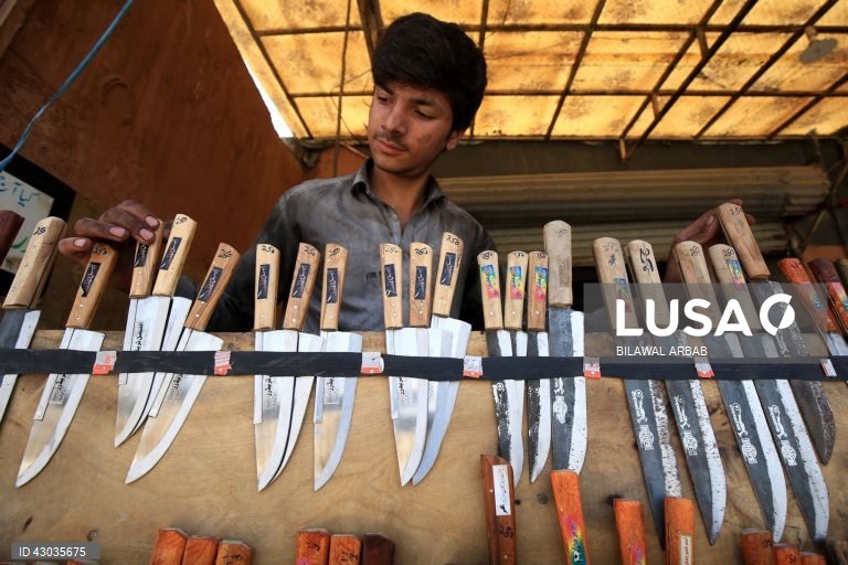 Um ferreiro afia facas antes da festa muçulmana de Eid al-Adha em Peshawar, Paquistão, O Eid al-Adha é um dos feriados muçulmanos mais sagrados do ano. Assinala a peregrinação anual dos muçulmanos, conhecida por Hajj, a Meca. Durante o Eid al-Adha, os muçulmanos abatem cabras, ovelhas e gado bovino para comemorar a disponibilidade do Profeta Abraão para sacrificar o seu filho em sinal de obediência a Deus. A carne é dividida em três partes: uma para a família, outra para os amigos e parentes e...