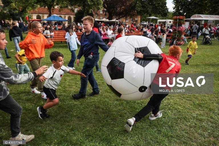 A seleção portuguesa de futebol chegou hoje a Marienfeld, na Alemanha, para a participação no Euro2024, onde foi recebido cerca de cinco mil adeptos, quase todos em êxtase com a presença de Cristiano Ronaldo.